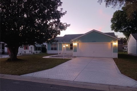 House in Lady Lake, Florida 2 bedrooms, 128.48 sq.m. № 1609632 - photo 1