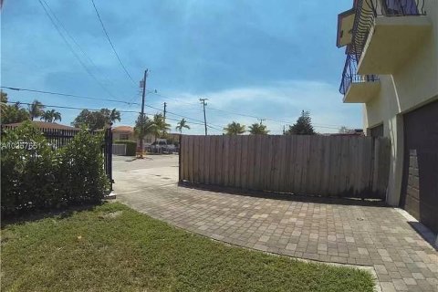 Купить виллу или дом в Майами, Флорида 6 спален, 384.99м2, № 1180262 - фото 1
