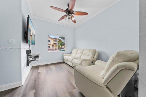 Touwnhouse à vendre à Hialeah, Floride: 2 chambres, 106.84 m2 № 2090602 - photo 4