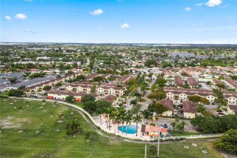 Touwnhouse à vendre à Hialeah, Floride: 2 chambres, 106.84 m2 № 2090602 - photo 26