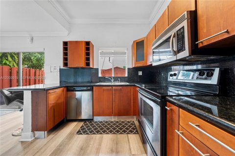 Touwnhouse à vendre à Hialeah, Floride: 2 chambres, 106.84 m2 № 2090602 - photo 6