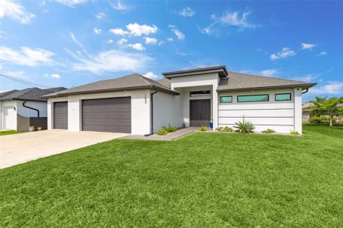 House in Cape Coral, Florida 3 bedrooms, 189.61 sq.m. № 2284889