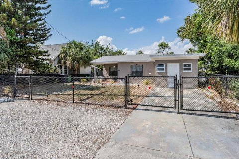 Casa en venta en Tampa, Florida, 4 dormitorios, 146.6 m2 № 1676064 - foto 2