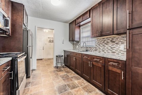 Casa en venta en Tampa, Florida, 4 dormitorios, 146.6 m2 № 1676064 - foto 9