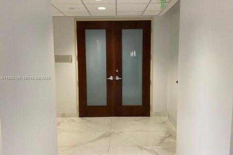 Купить коммерческую недвижимость в Майами, Флорида № 2010992 - фото 7