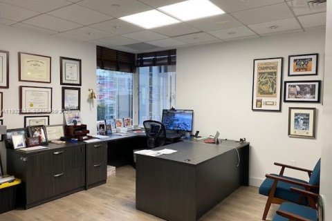 Купить коммерческую недвижимость в Майами, Флорида № 2010992 - фото 4