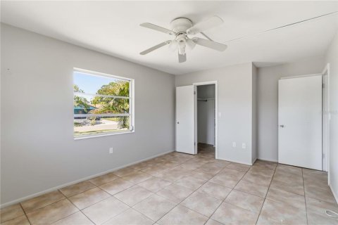 Apartment in Sarasota, Florida 2 bedrooms, 107.4 sq.m. № 2214514 - photo 8