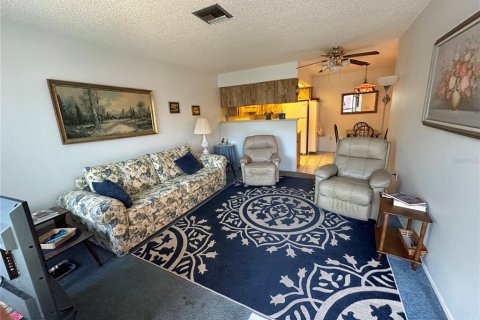 Condo in New Port Richey, Florida, 2 bedrooms  № 2403435 - photo 4