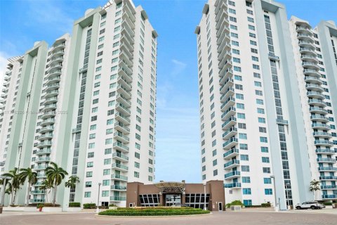 Condo in Sunrise, Florida, 3 bedrooms  № 1714280 - photo 1