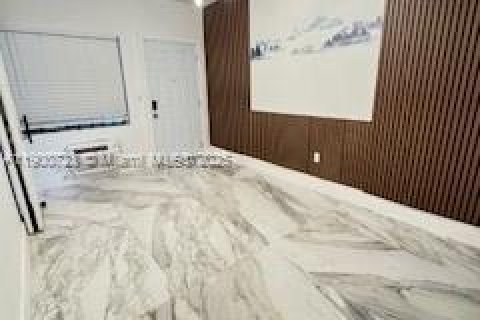 Casa en alquiler en Miami, Florida, 3 dormitorios, 122.63 m2 № 1951992 - foto 1