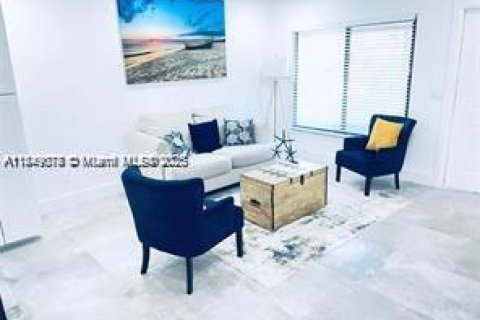 Снять в аренду виллу или дом в Стьюарт, Флорида 3 спальни, 106.84м2, № 1958081 - фото 1