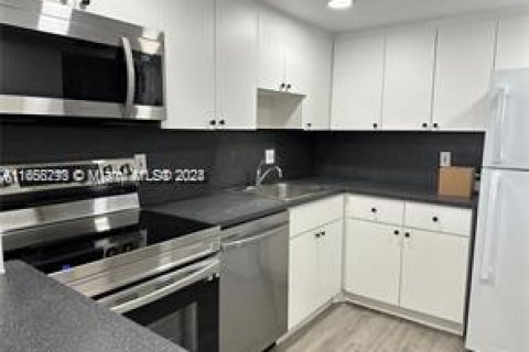 Купить кондоминиум в Норт-Майами, Флорида 2 спальни, 97.55м2, № 1958452 - фото 1