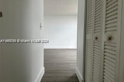 Купить кондоминиум в Норт-Майами, Флорида 2 спальни, 97.55м2, № 1958452 - фото 4