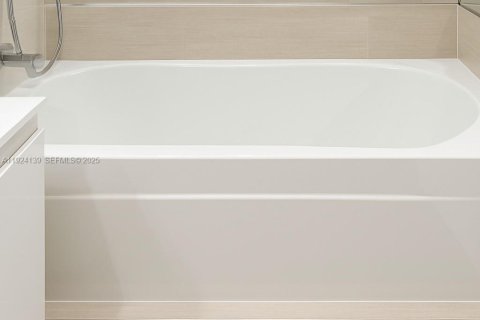 Condominio en venta en Miami Beach, Florida, 1 dormitorio, 70.61 m2 № 2038860 - foto 12