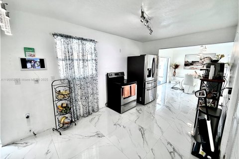 Villa ou maison à vendre à Cutler Bay, Floride: 6 chambres, 180.79 m2 № 1970330 - photo 4