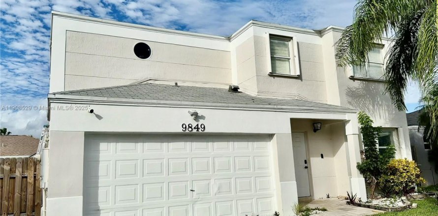 Villa ou maison à Cutler Bay, Floride 6 chambres, 180.79 m2 № 1970330