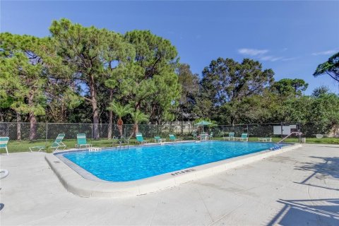 Condo in Seminole, Florida, 2 bedrooms  № 2380846 - photo 17
