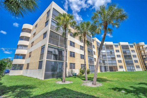 Condo in Lauderhill, Florida, 2 bedrooms  № 1946872 - photo 1