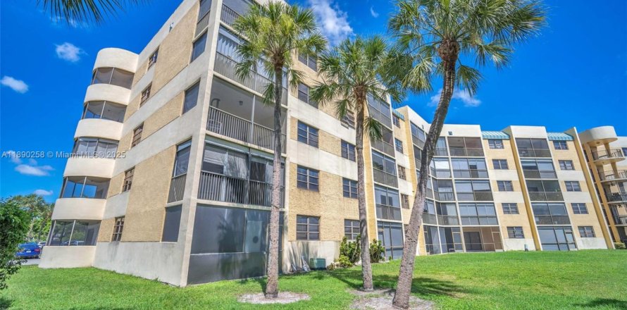 Condo in Lauderhill, Florida, 2 bedrooms  № 1946872