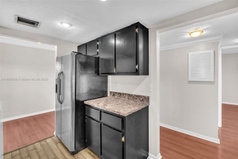 Condo in Lauderhill, Florida, 2 bedrooms  № 1946872 - photo 6