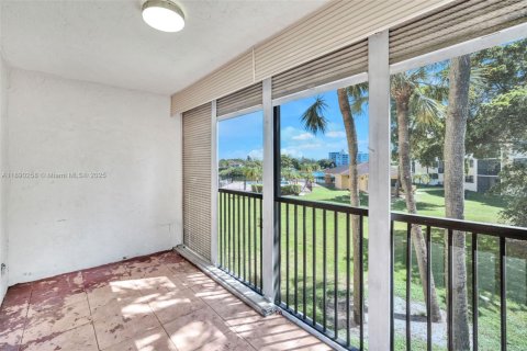 Condo in Lauderhill, Florida, 2 bedrooms  № 1946872 - photo 22