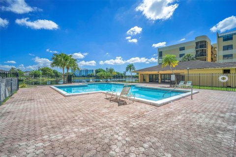 Condo in Lauderhill, Florida, 2 bedrooms  № 1946872 - photo 24