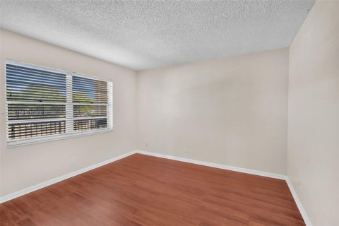 Condo in Lauderhill, Florida, 2 bedrooms  № 1946872 - photo 11