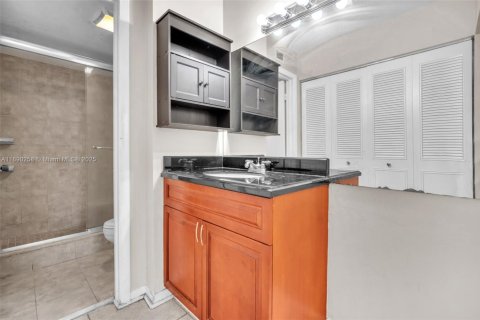 Condo in Lauderhill, Florida, 2 bedrooms  № 1946872 - photo 17