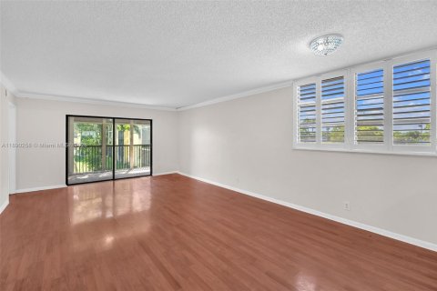 Condo in Lauderhill, Florida, 2 bedrooms  № 1946872 - photo 9