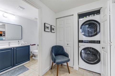 Condo in Coral Gables, Florida, 2 bedrooms  № 1927744 - photo 23