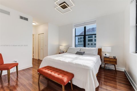 Condo in Coral Gables, Florida, 2 bedrooms  № 1927744 - photo 12