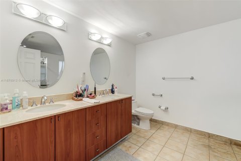 Condo in Coral Gables, Florida, 2 bedrooms  № 1927744 - photo 15