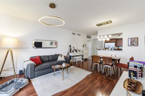 Condo in Coral Gables, Florida, 2 bedrooms  № 1927744 - photo 8