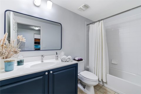 Condo in Coral Gables, Florida, 2 bedrooms  № 1927744 - photo 24