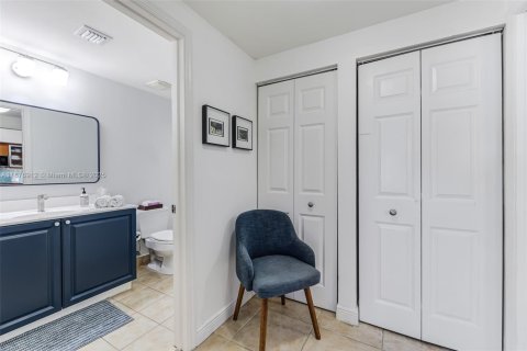 Condo in Coral Gables, Florida, 2 bedrooms  № 1927744 - photo 25