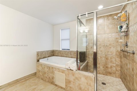 Condo in Coral Gables, Florida, 2 bedrooms  № 1927744 - photo 16
