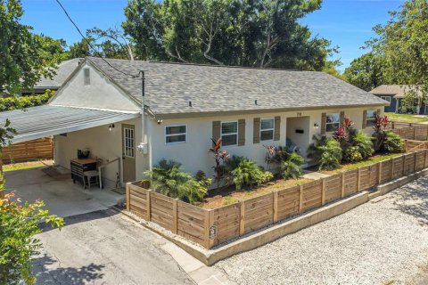 House in Saint Petersburg, Florida 3 bedrooms, 125.7 sq.m. № 2202752