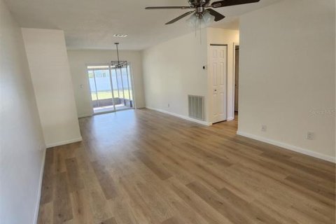 House in Largo, Florida 3 bedrooms, 102.94 sq.m. № 2226888 - photo 2
