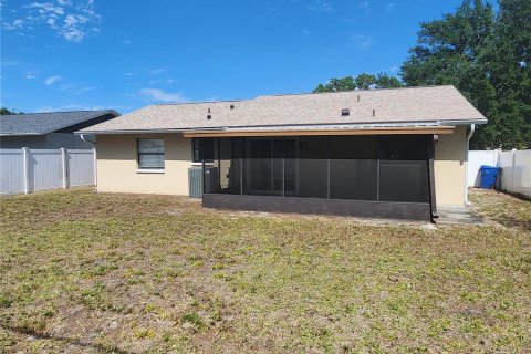 House in Largo, Florida 3 bedrooms, 102.94 sq.m. № 2226888 - photo 13