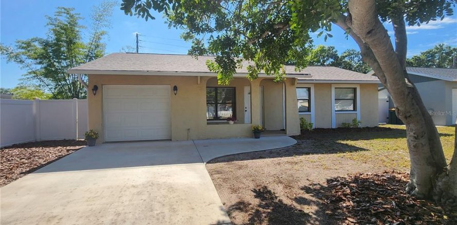 House in Largo, Florida 3 bedrooms, 102.94 sq.m. № 2226888