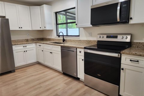 House in Largo, Florida 3 bedrooms, 102.94 sq.m. № 2226888 - photo 5