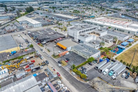 Commercial property in Medley, Florida № 2020953