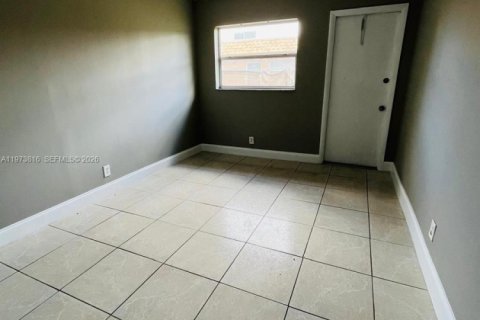 Снять в аренду виллу или дом в Норт-Лодердейл, Флорида 3 спальни, 98.48м2, № 2035975 - фото 4