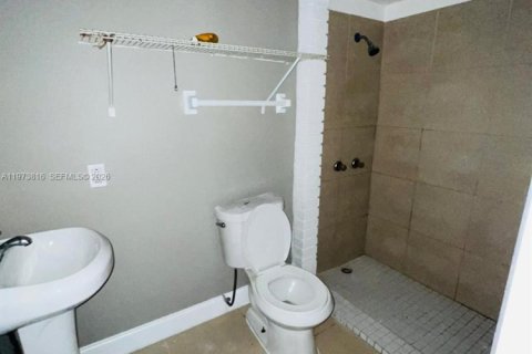 Снять в аренду виллу или дом в Норт-Лодердейл, Флорида 3 спальни, 98.48м2, № 2035975 - фото 8