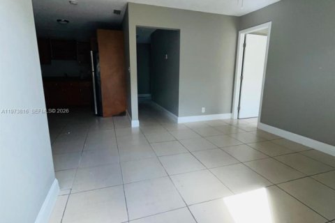 Снять в аренду виллу или дом в Норт-Лодердейл, Флорида 3 спальни, 98.48м2, № 2035975 - фото 2