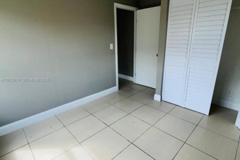 Снять в аренду виллу или дом в Норт-Лодердейл, Флорида 3 спальни, 98.48м2, № 2035975 - фото 7