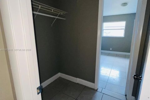 Снять в аренду виллу или дом в Норт-Лодердейл, Флорида 3 спальни, 98.48м2, № 2035975 - фото 6