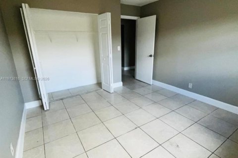 Снять в аренду виллу или дом в Норт-Лодердейл, Флорида 3 спальни, 98.48м2, № 2035975 - фото 3