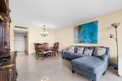Condo in Aventura, Florida, 1 bedroom  № 2042127 - photo 4