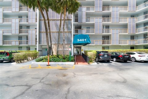 Condo in Aventura, Florida, 1 bedroom  № 2042127 - photo 23